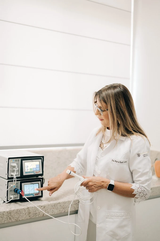 Dra. Maria Soeli com equipamento médico